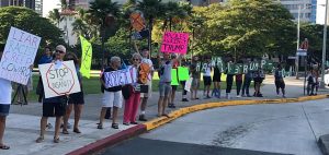 No aloha for Uncle Dotard: snarky protesters “greet” Trump in Hawai’i
