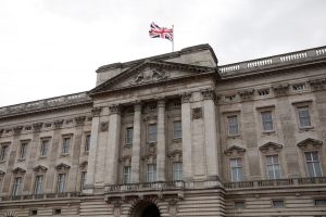 Man with Taser arrested at Buckingham Palace (nydailynews.com)